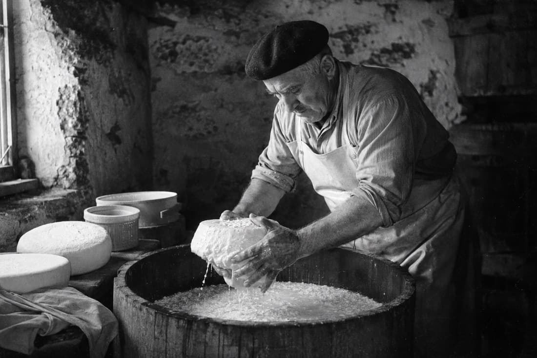 Quesero vasco elaborando queso a mano de forma tradicional